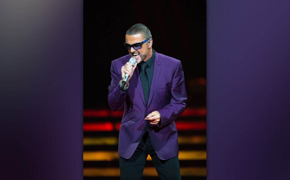 LONDON - SEPTEMBER 29:  George Michael peforms at the Royal Albert Hall on September 29, 2012 in London, England. (Photo b...