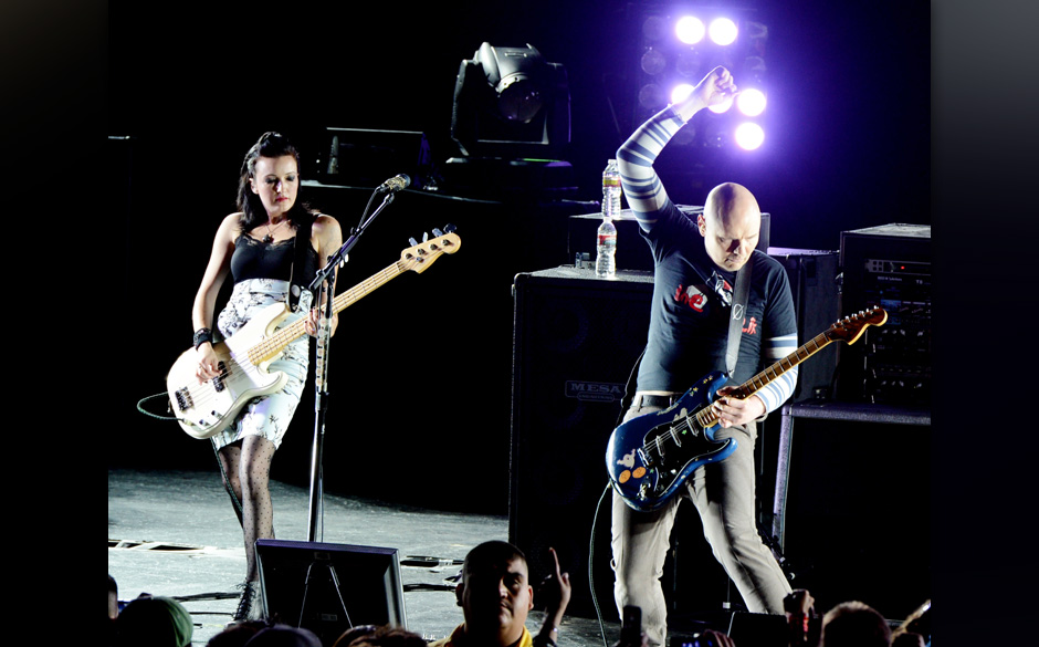 UNIVERSAL CITY, CA - OCTOBER 14:  Musicians Nicole Fiorentino (L) and Billy Corgan of the Smashing Pumpkins perform at the...