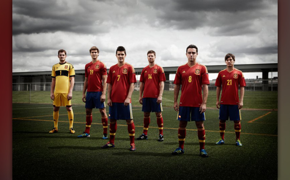 04. Ob der Erfolg die spanischen Trikots so elitär erscheinen lässt? Wer weiß. Gelb ist in Spanien eine Farbe, die Ungl...