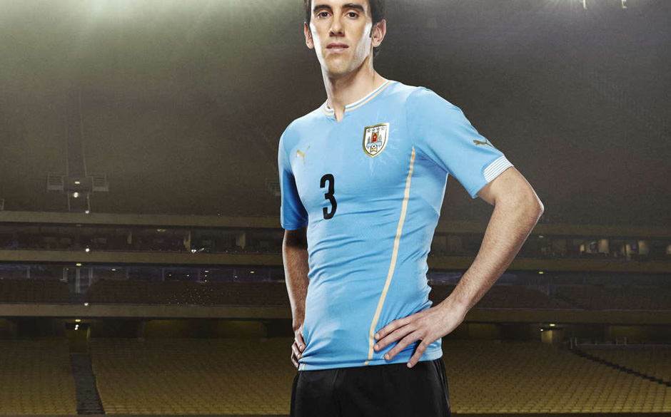 16. Eigentlich ein schönes, schlichtes Trikot für Uruguay - wäre da nicht dieser Einschnitt am Kragen.