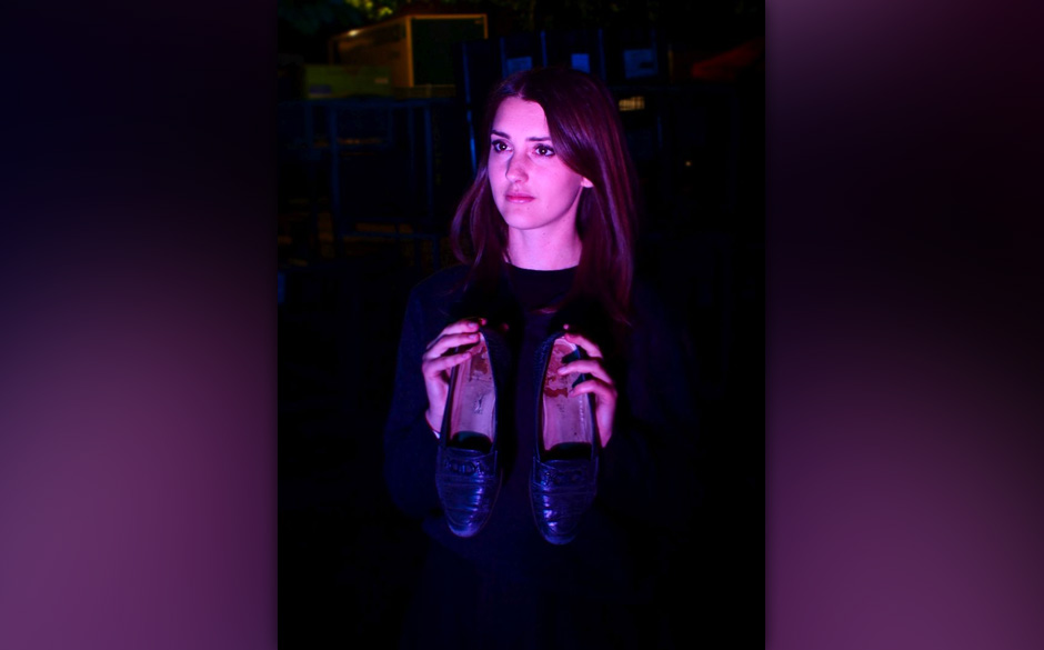 Broken Twin - mit Schuhen