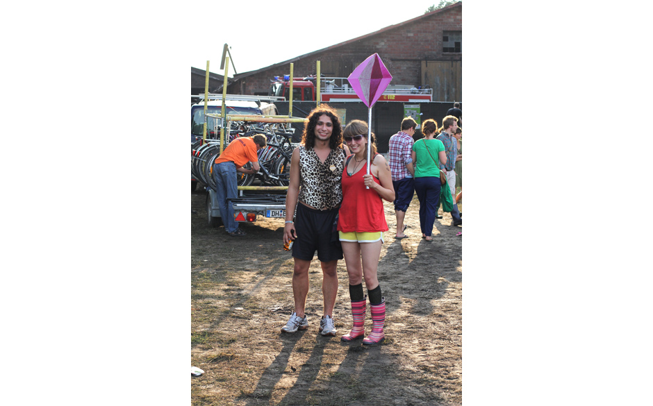 Festivalmode auch hier: Kurze Hosen und Gummistiefel