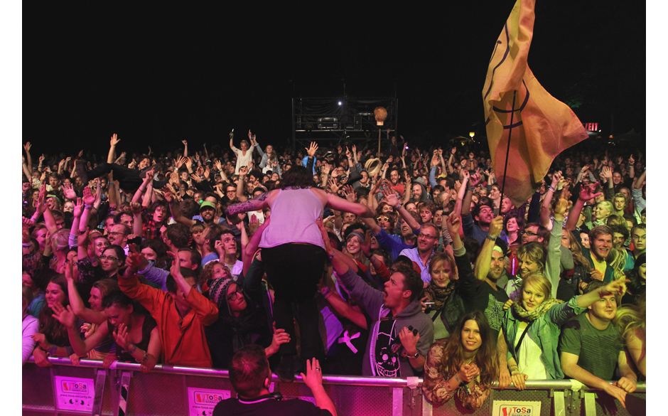 Der Abschluss des Festivals: Apparat und Dry The River kommen mit auf die Bühne zu Crystal Fighters und springen von dort...