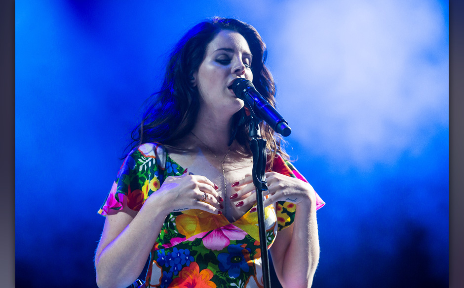 INDIO, CA - APRIL 20:  Singer Lana Del Rey performs at the Coachella valley music and arts festival at The Empire Polo Clu...
