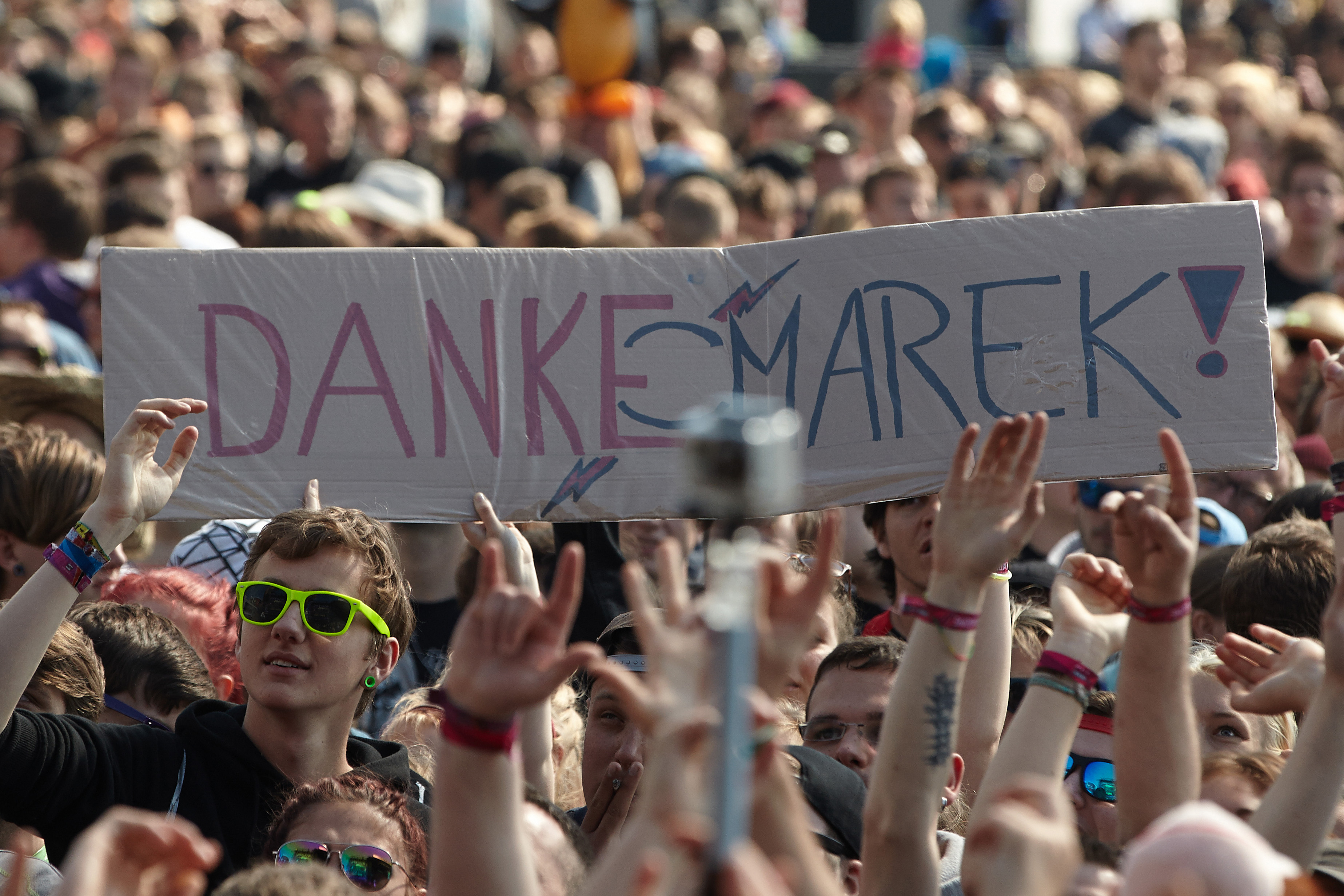 Rockfans bedanken sich am 05.06.2014 zu Beginn des Rockfestivals "Rock am Ring" auf dem NŁrburgring bei NŁrburg (Rheinla...