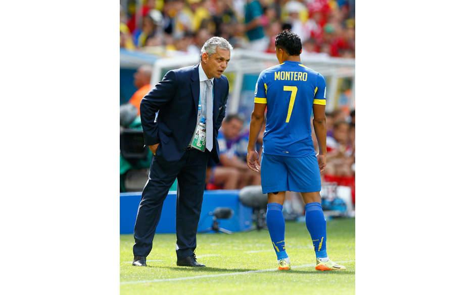 BRASILIA, BRAZIL - JUNE 15:  Head coach Reinaldo Rueda of Ecuador speaks to Jefferson Montero during the 2014 FIFA World C...