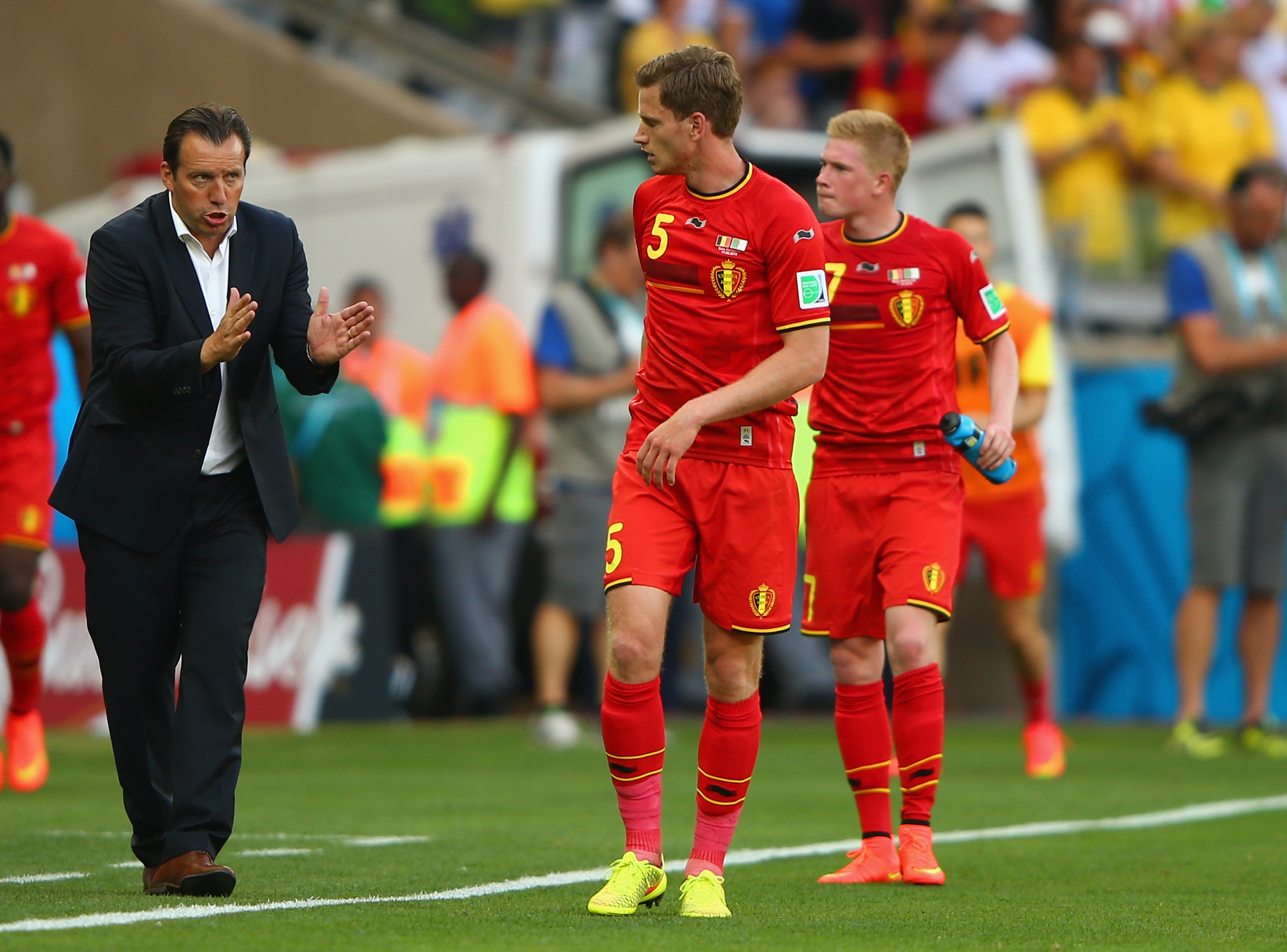 BELO HORIZONTE, BRAZIL - JUNE 17:  Head coach Marc Wilmots of Belgium gives intructions to Jan Vertonghen during the 2014 ...