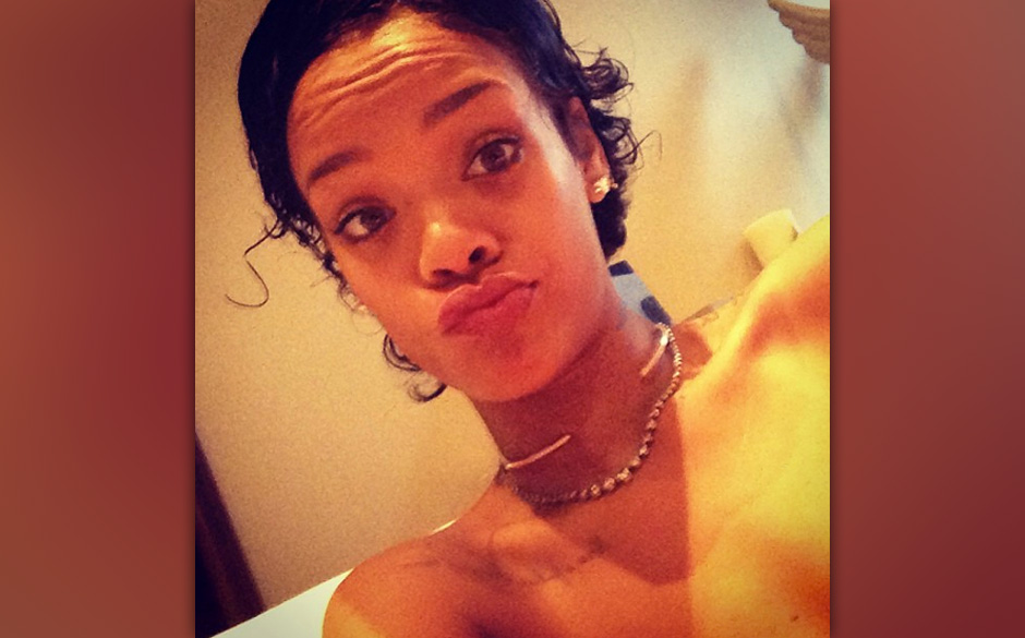 rihanna-selfies-bathtu-short-curly-hair-ig.jpg