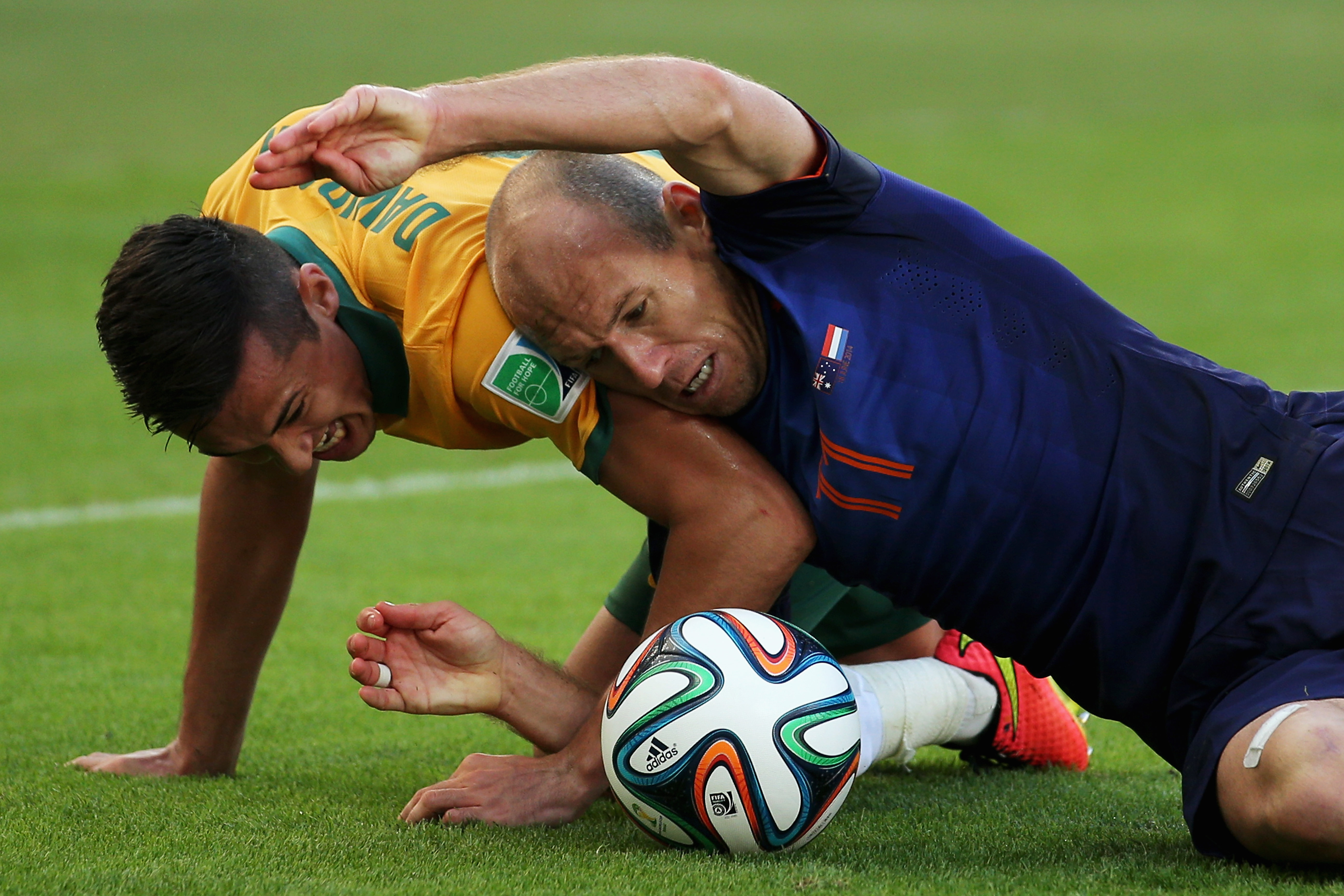 PORTO ALEGRE, BRAZIL - JUNE 18:  Arjen Robben of the Netherlands and Jason Davidson of Australia battle for the ball on th...