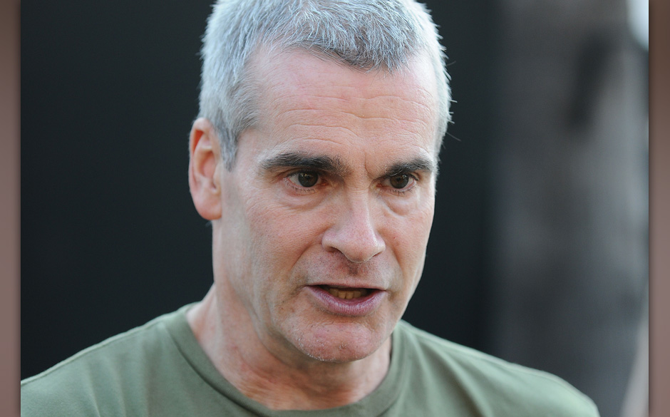 9. Henry Rollins: Schläge, weil ihm einer das Mikro klauen will. Am Anfang sieht das noch nach Spaß aus, als der Fan dem...