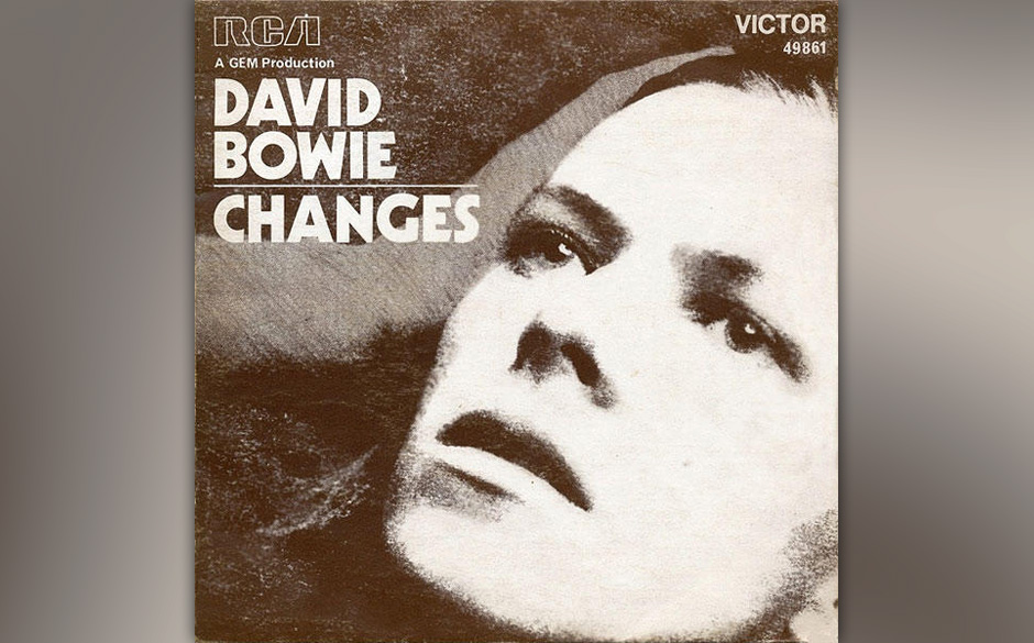 128. David Bowie - Changes
„Turn and face the strange“, forderte David Bowie das Publikum heraus, doch seltsam war zun...