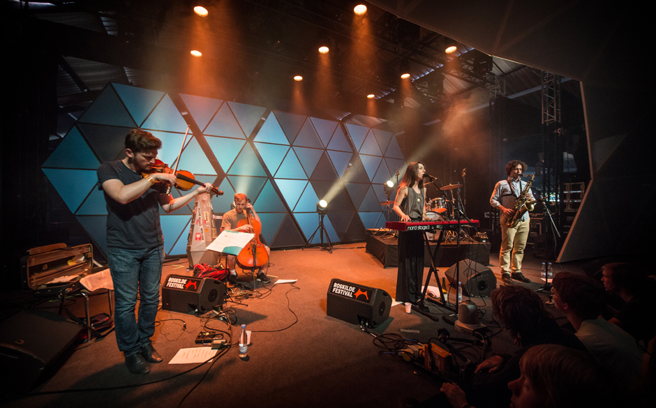 Julia Holter beim Roskilde Festival 2014