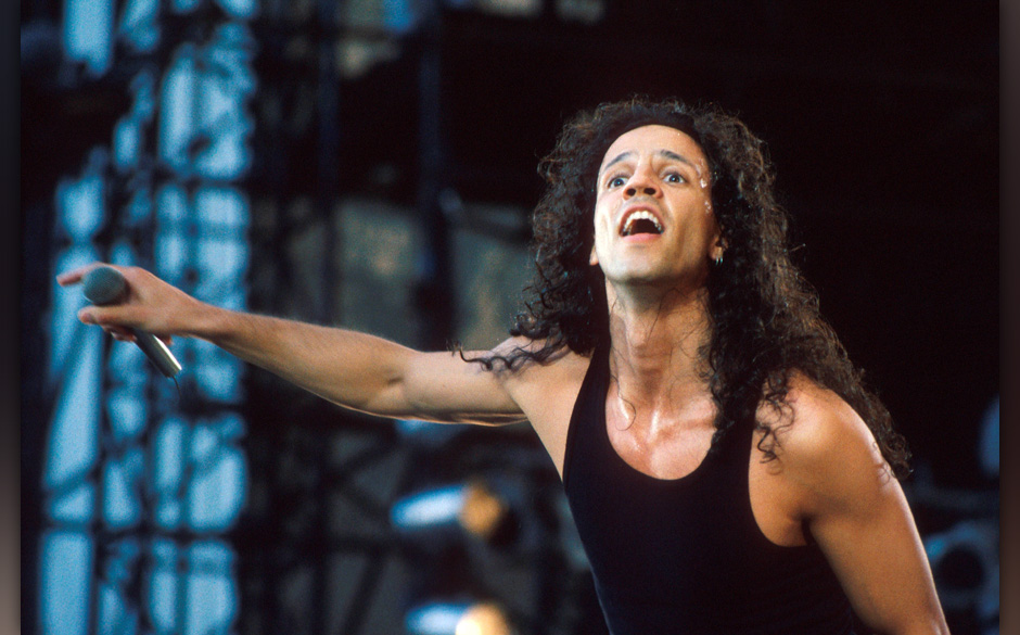 Gary Cherone of Extreme performs on stage, Wembley Stadium, London, 1992. (Photo by Michael Putland/Getty Images)