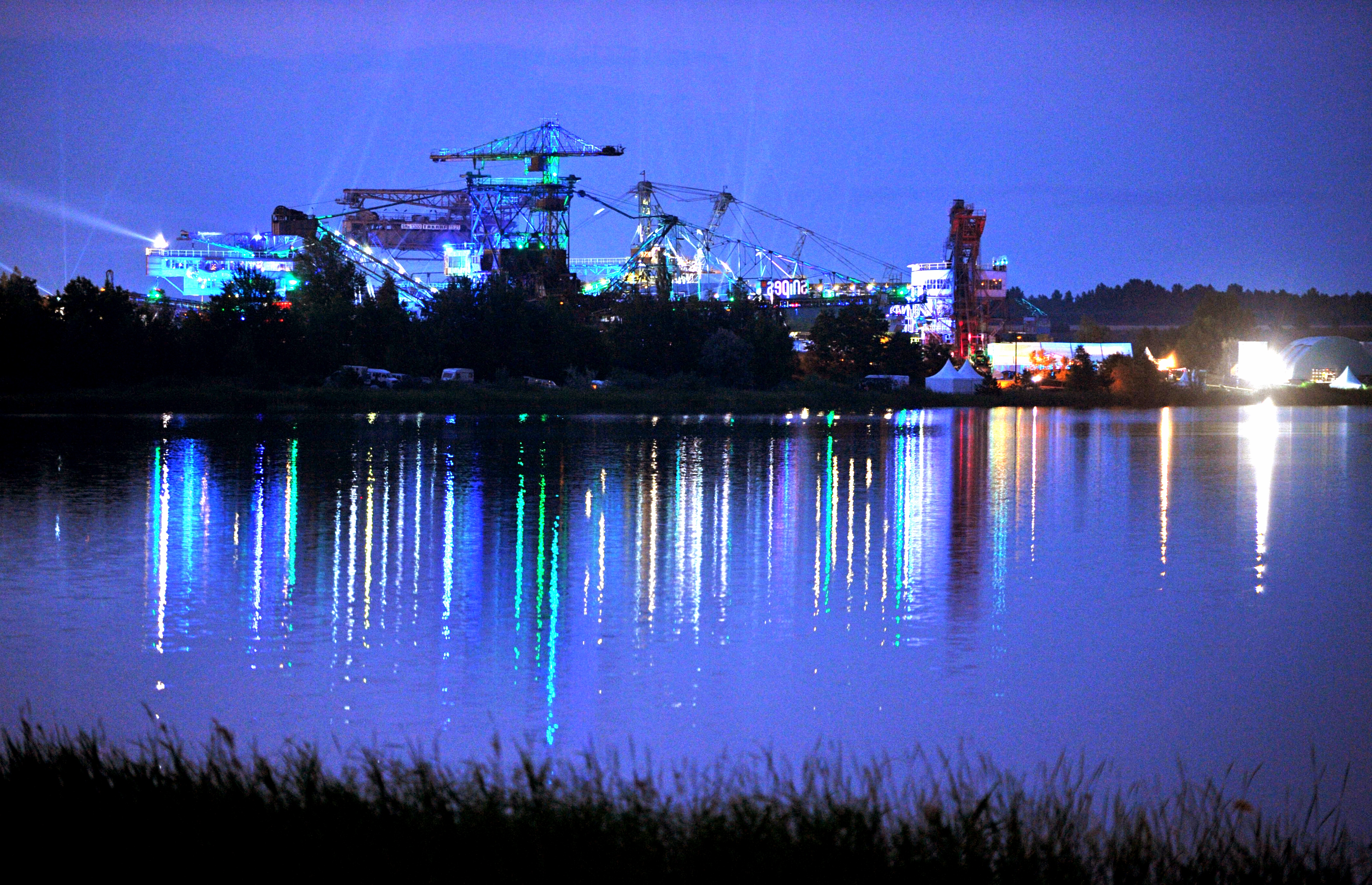 Die alten Tagebau-Bagger auf dem Gelšnde des Hip-Hop Festival "Splash" werden am Abend des 10.07.2014 in Gršfenhainichen...