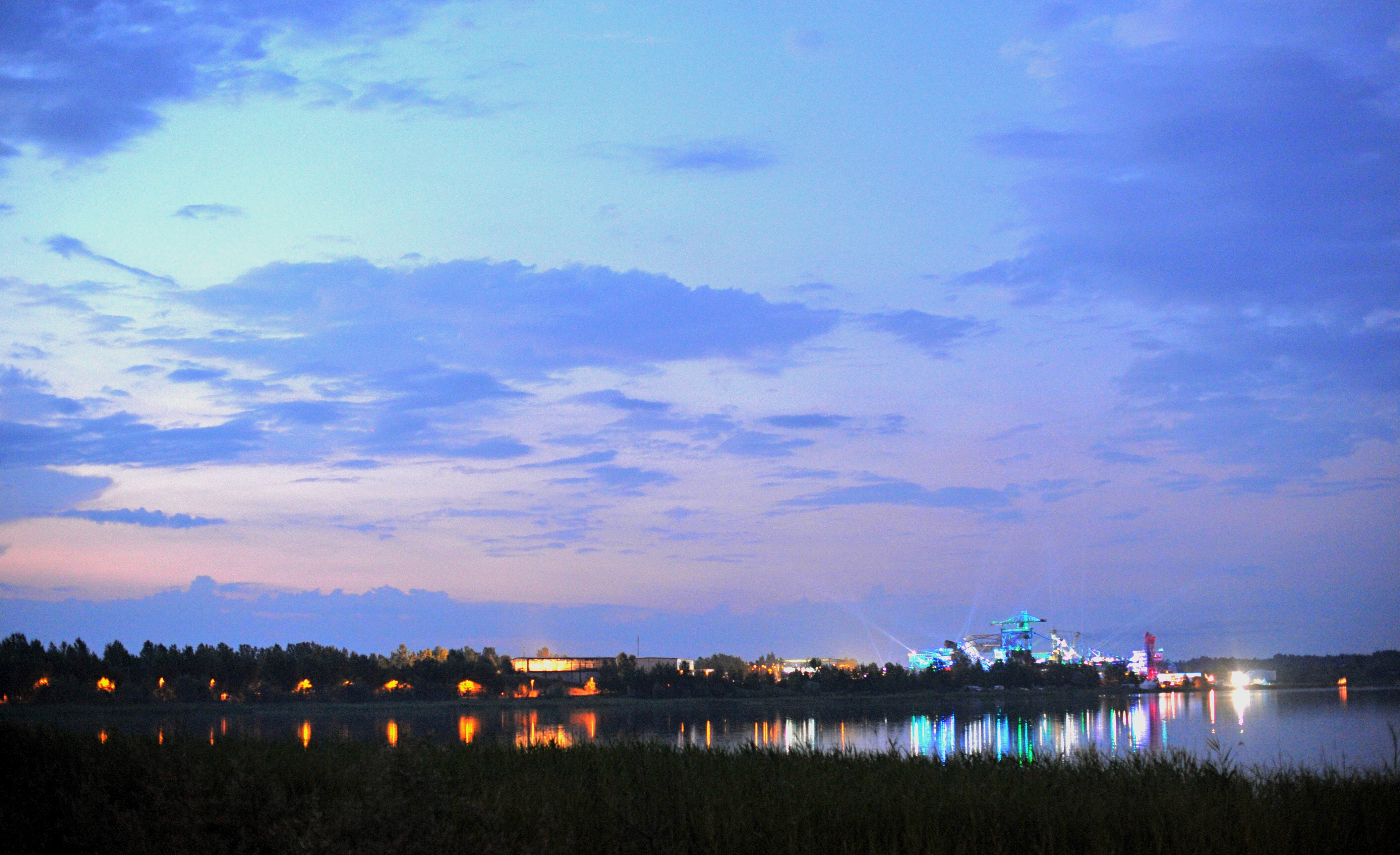Die alten Tagebau-Bagger auf dem Gelšnde des Hip-Hop Festival "Splash" werden am Abend des 10.07.2014 in Gršfenhainichen...