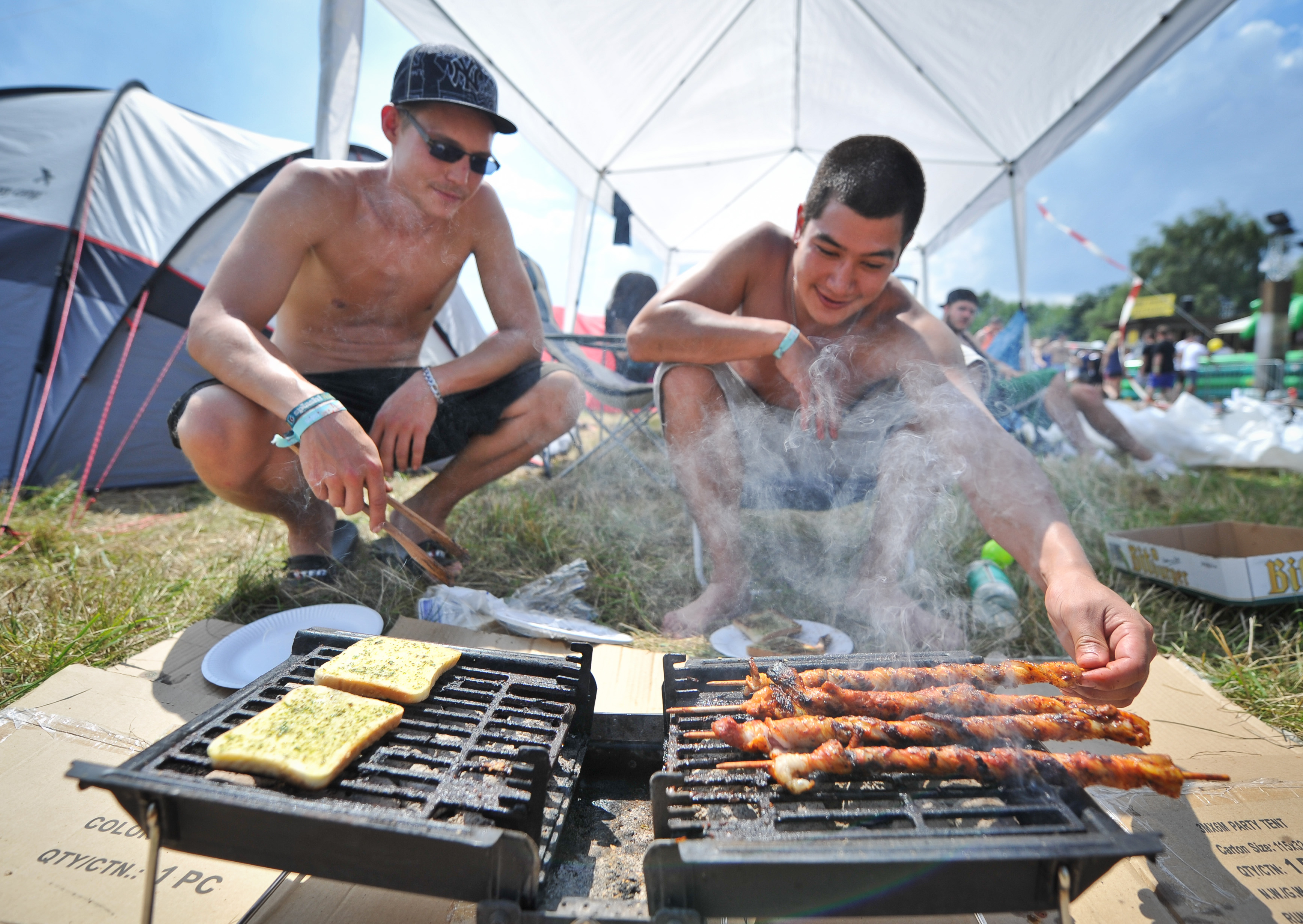 Zwei Mšnner grillen am 11.07.2014 auf dem Zeltplatz des Hip-Hop Festival "Splash" in Gršfenhainichen (Sachsen-Anhalt).  ...