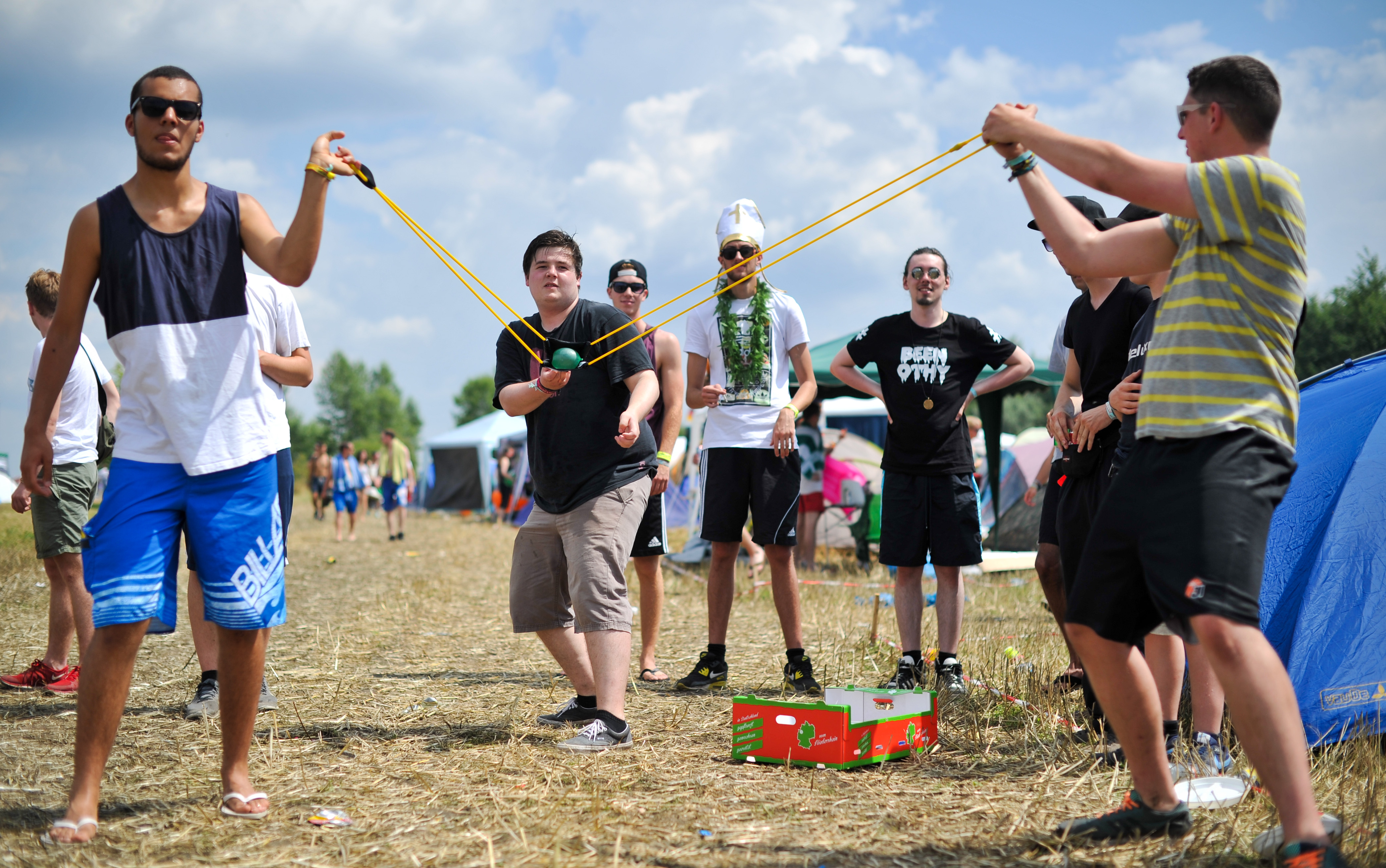 Mehrere Mšnner schieŖen am 11.07.2014 auf dem Zeltplatz des Hip-Hop Festival "Splash" in Gršfenhainichen (Sachsen-Anhal...