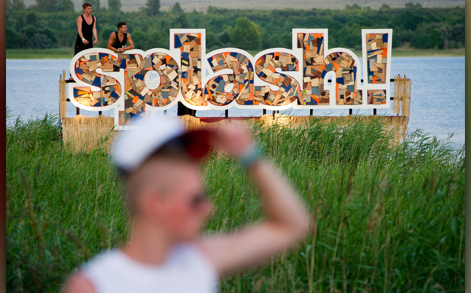 Das Logo des Hip-Hop Festival "Splash" in Gr‰fenhainichen (Sachsen-Anhalt) steht am 11.07.2014 im See des Festivalgel‰...