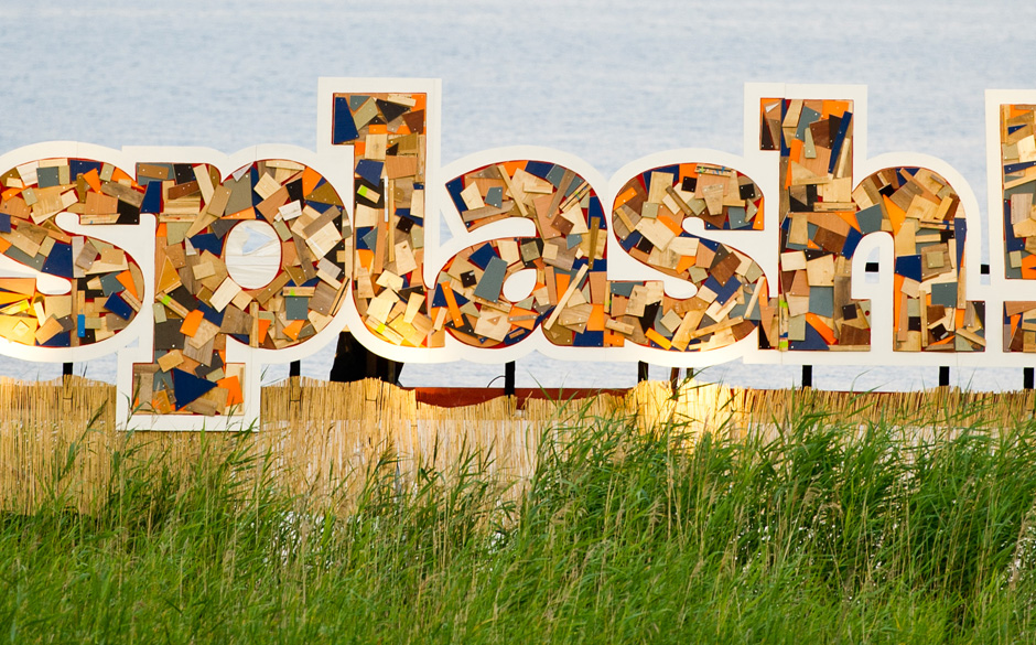 Das Logo des Hip-Hop Festival "Splash" in Gr‰fenhainichen (Sachsen-Anhalt) steht am 11.07.2014 im See des Festivalgel‰...