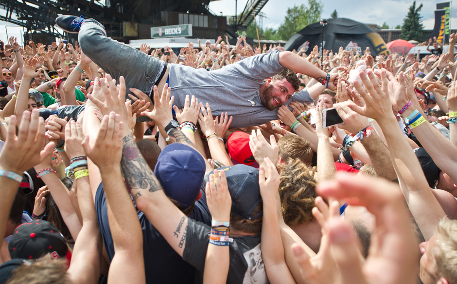 Festivalbesucher tragen am 12.07.2014 auf dem Gel‰nde des Hip-Hop Festival ´Splashª in Gr‰fenhainichen (Sachsen-Anha...
