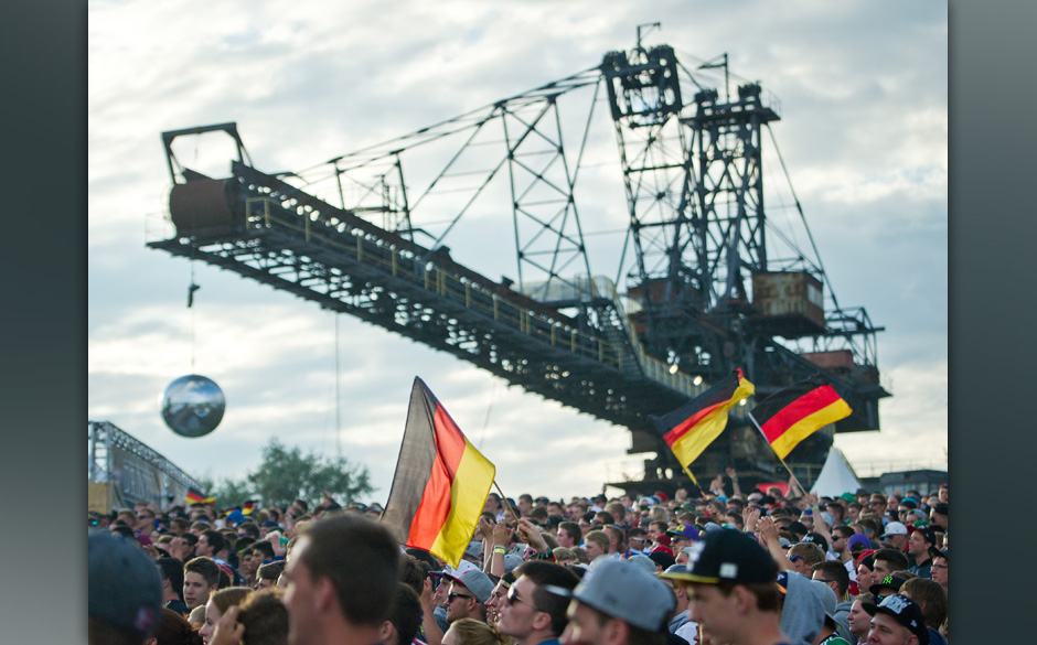 Festivalbesucher stehen am 13.07.2014 auf dem Gel‰nde des Hip-Hop Festival ´Splashª in Gr‰fenhainichen (Sachsen-Anha...
