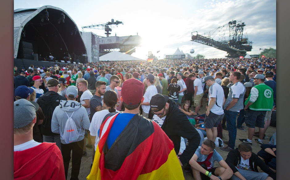Festivalbesucher stehen am 13.07.2014 auf dem Gel‰nde des Hip-Hop Festival "Splash" in Gr‰fenhainichen (Sachsen-Anhalt...