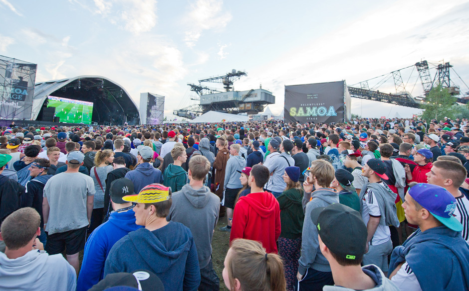 Festivalbesucher verfolgen am 13.07.2014 auf dem Gel‰nde des Hip-Hop Festival "Splash" in Gr‰fenhainichen (Sachsen-Anh...