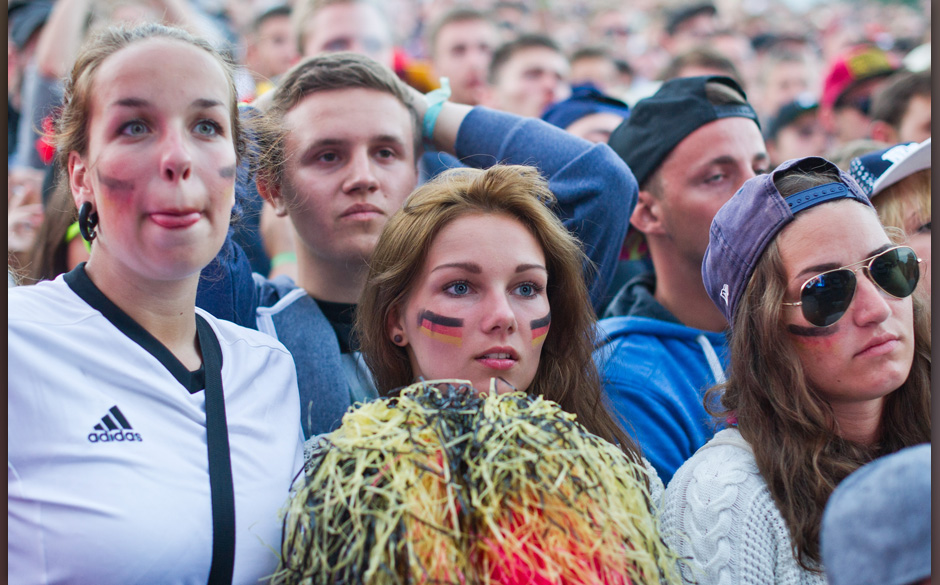 Festivalbesucher verfolgen am 13.07.2014 auf dem Gel‰nde des Hip-Hop Festival "Splash" in Gr‰fenhainichen (Sachsen-Anh...