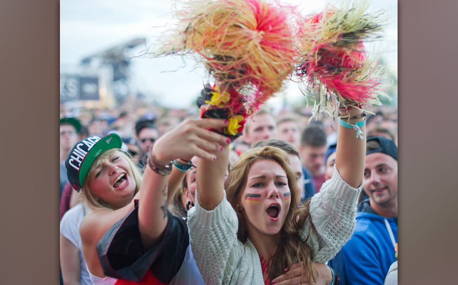 Festivalbesucher verfolgen am 13.07.2014 auf dem Gel‰nde des Hip-Hop Festival "Splash" in Gr‰fenhainichen (Sachsen-Anh...