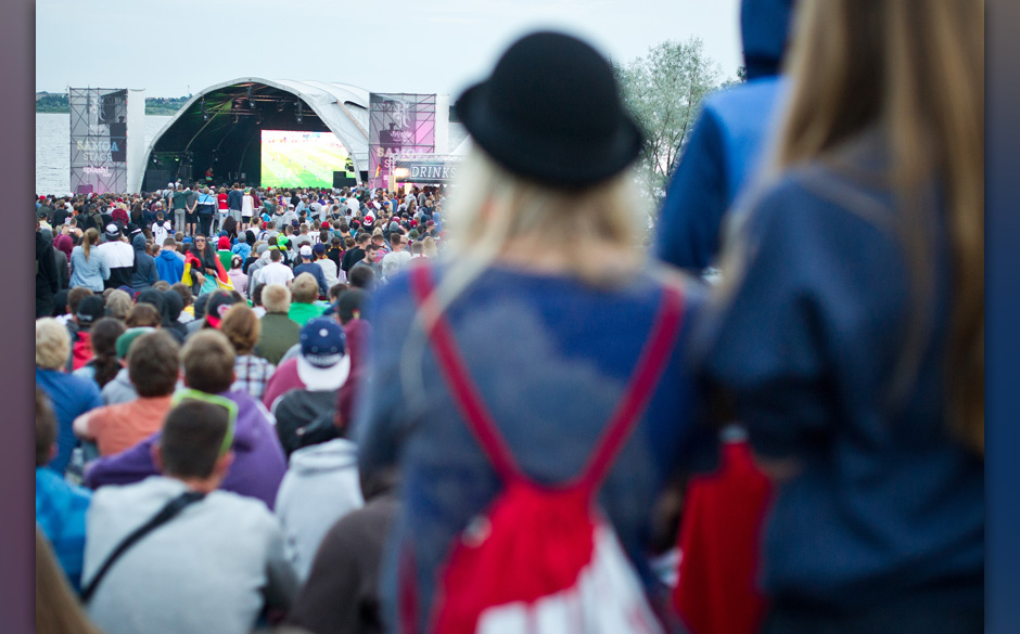 Festivalbesucher verfolgen am 13.07.2014 auf dem Gel‰nde des Hip-Hop Festival "Splash" in Gr‰fenhainichen (Sachsen-Anh...