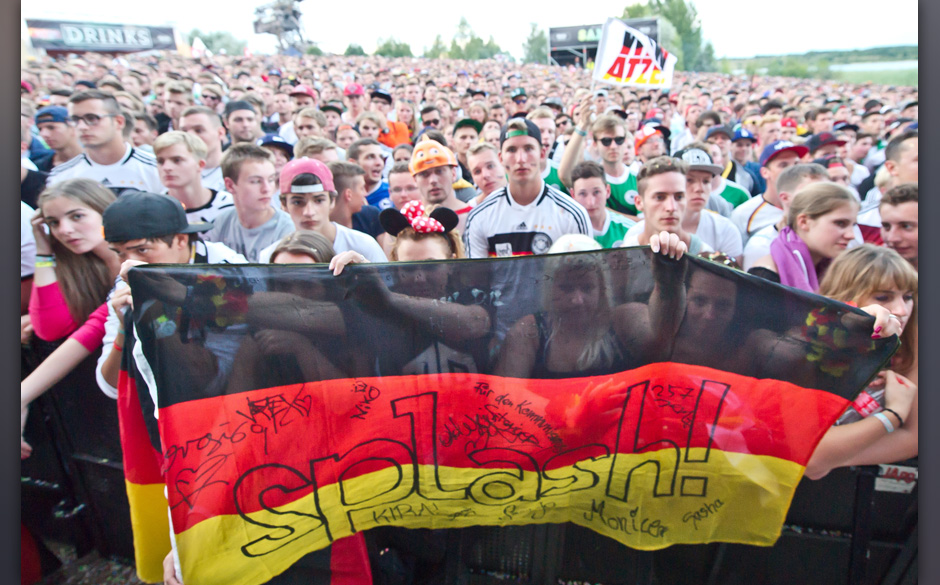 Festivalbesucher verfolgen am 13.07.2014 auf dem Gel‰nde des Hip-Hop Festival "Splash" in Gr‰fenhainichen (Sachsen-Anh...
