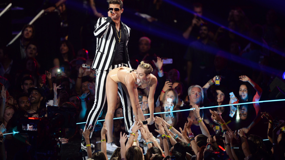 NEW YORK, NY - AUGUST 25:  Robin Thicke and Miley Cyrus perform onstage during the 2013 MTV Video Music Awards at the Barclay