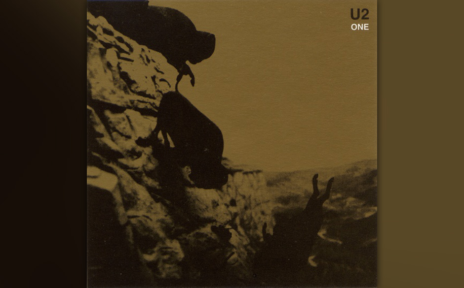 36. U2 – One
„Achtung Baby“ war die Platte auf der U2 nach einem Jahrzehnt gewichtiger Ernsthaftigkeit die Ironie en...