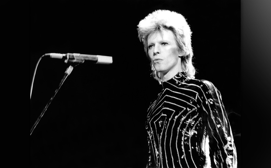 LOS ANGELES - 1973:  Musician David Bowie performs onstage during his "Ziggy Stardust" era in 1973 in Los Angeles, Califor...