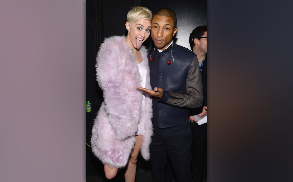 BEVERLY HILLS, CA - JANUARY 25:  Singers Miley Cyrus (L) and Pharrell Williams attend the 56th annual GRAMMY Awards  Pre-G...