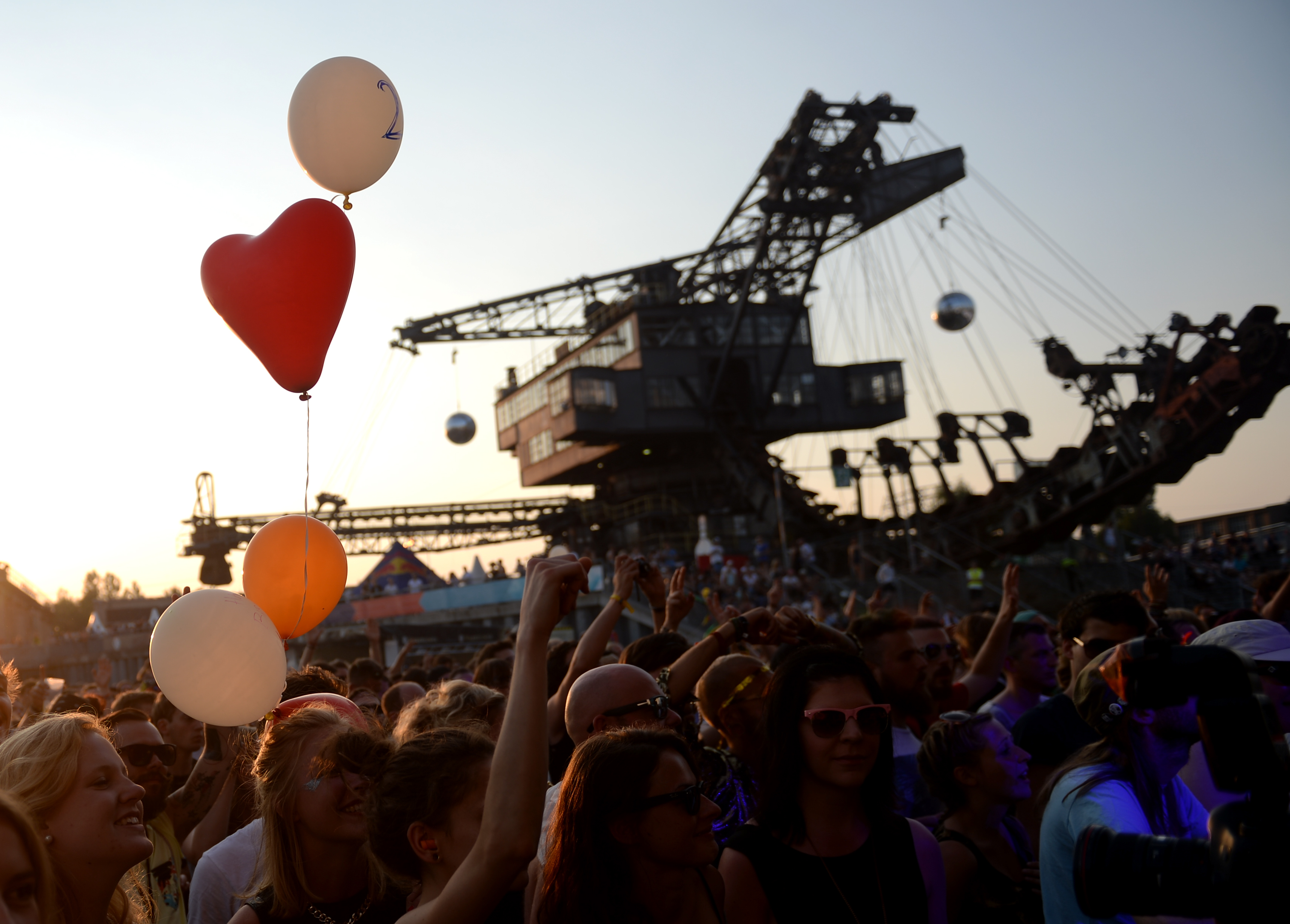 Festivalbesucher jubeln am 19.07.2014 in der "Baggerstadt Ferropolis" bei dem 17. Melt! Festival in der Nšhe von Gršfenh...