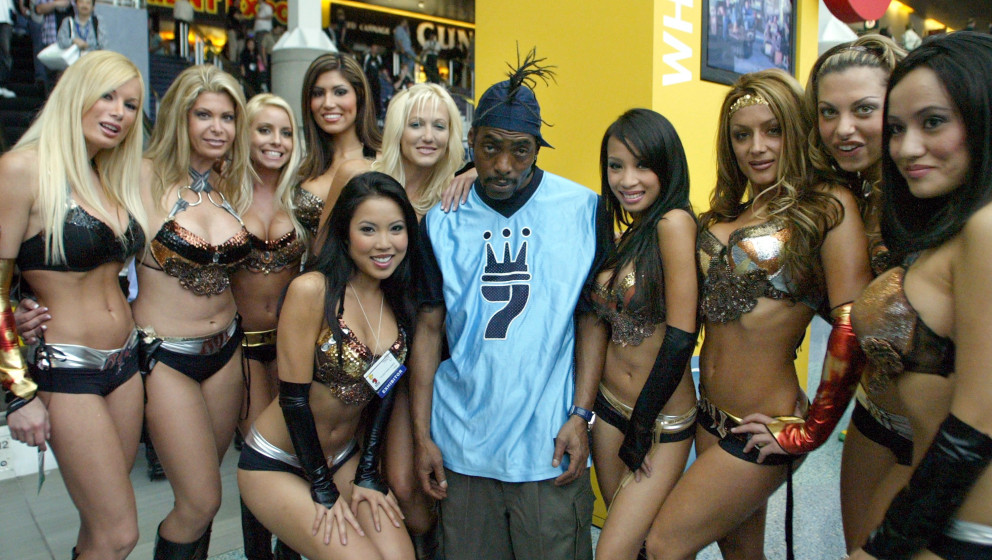 LOS ANGELES - MAY 18:  Rapper Coolio and a group of exhibit girls pose for a photograph at the entrance to the 2005 Electroni