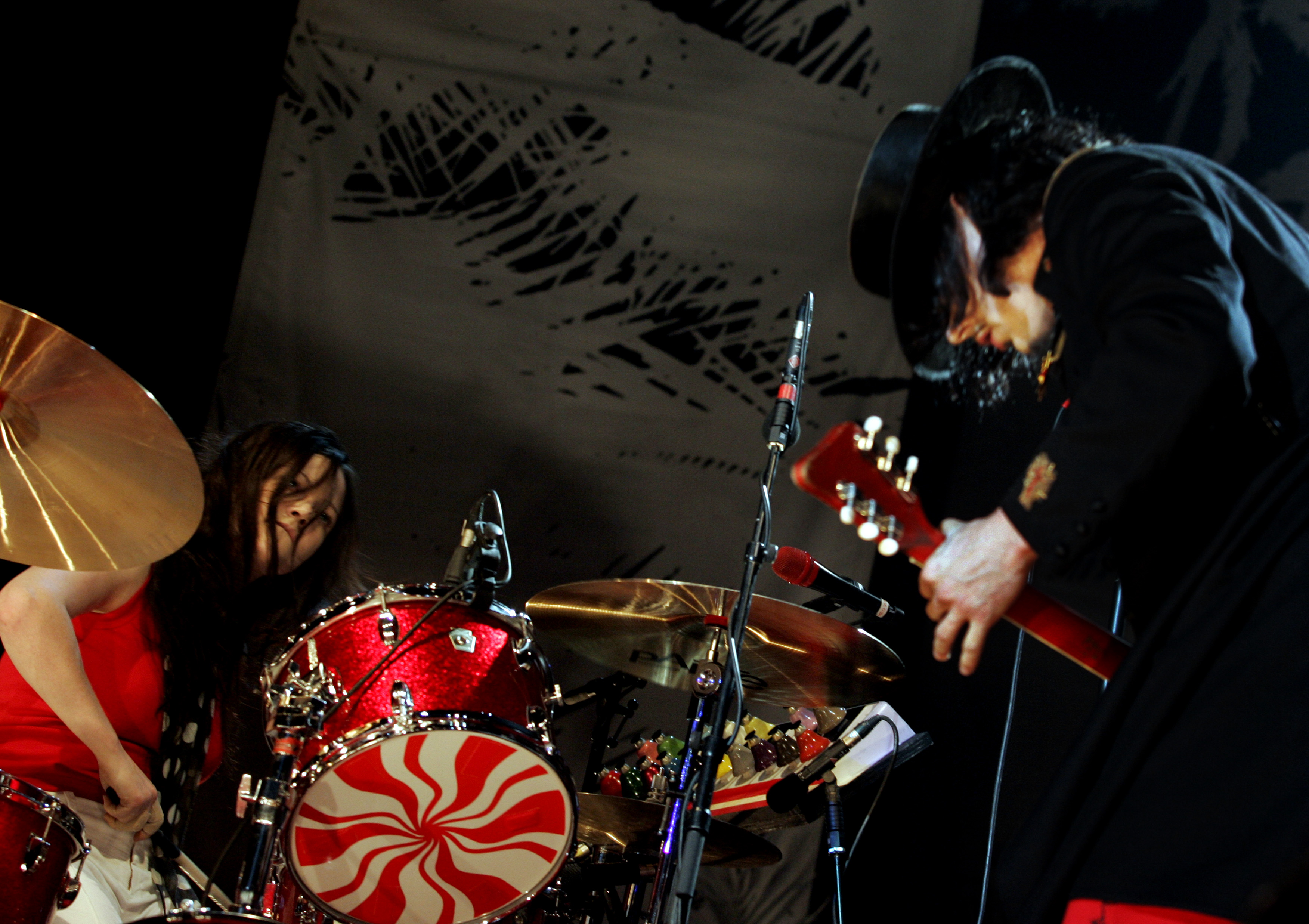 NETHERLANDS - CIRCA 2000:  HEINEKEN MUSIC HALL  Photo of Jack WHITE and Meg WHITE and WHITE STRIPES, Meg and Jack White pe...
