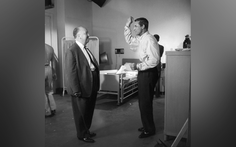 Cary Grant (1904 - 1986) und Alfred Hitchcock (1899 - 1980) bei ihrer vierten Zusammenarbeit "Der unsichtbare Dritte"