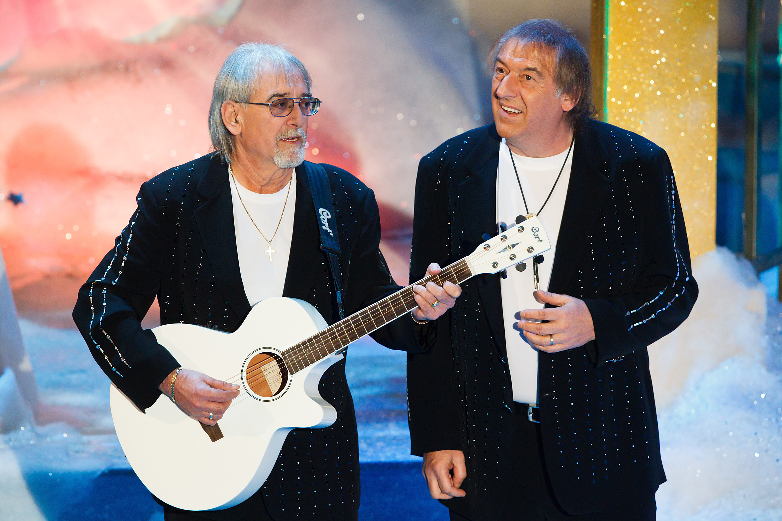 SUHL, GERMANY - NOVEMBER 26: Karl-Heinz Ulrich (L) and Bernd Ulrich (R) of Die Amigos perform during the 'Adventsfest der ...