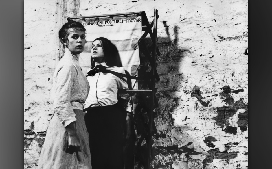 Auch hier spielt das (regressive englische) Internatsleben - wie später bei "Club der toten Dichter" - eine Rolle. Ein wu...