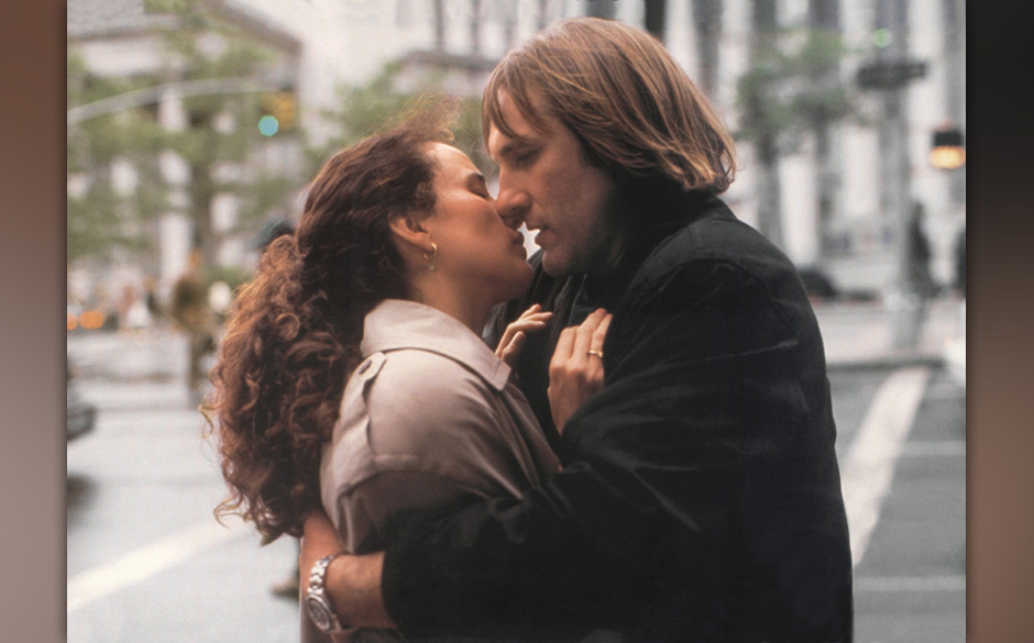 Französischer Bohemien heiratet Amerikanerin, um auf dem Kontinent eine Arbeitserlaubnis zu erhalten. Leichthändig und m...