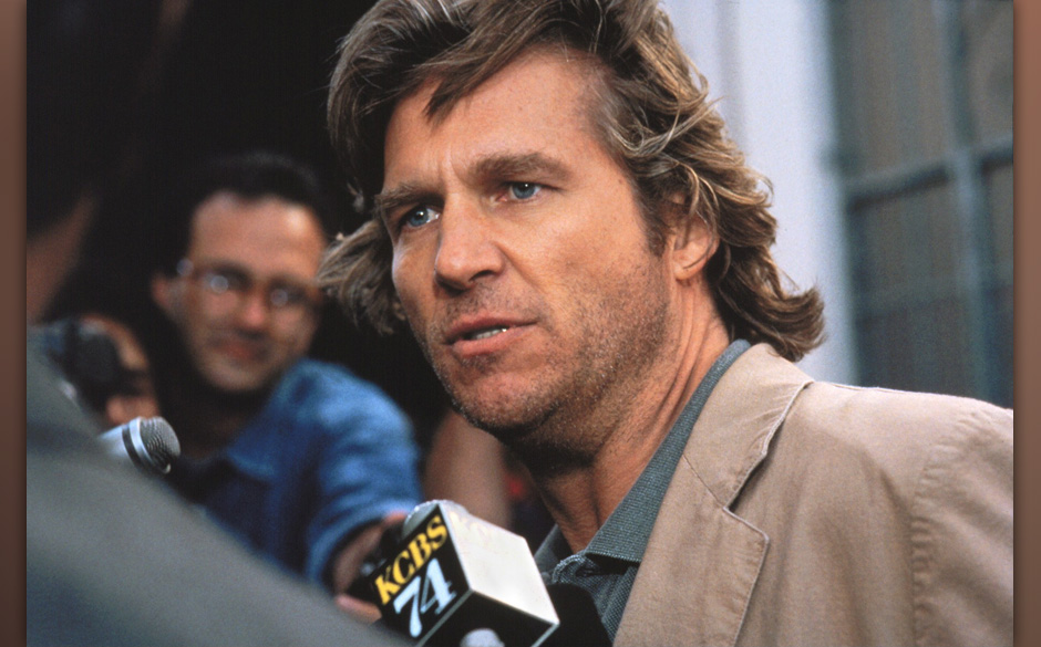 Ein Mann, der nach einem überlebten Flugzeugunglück seinem eigenen Leben wie ein Fremder gegenübersteht und von allen a...