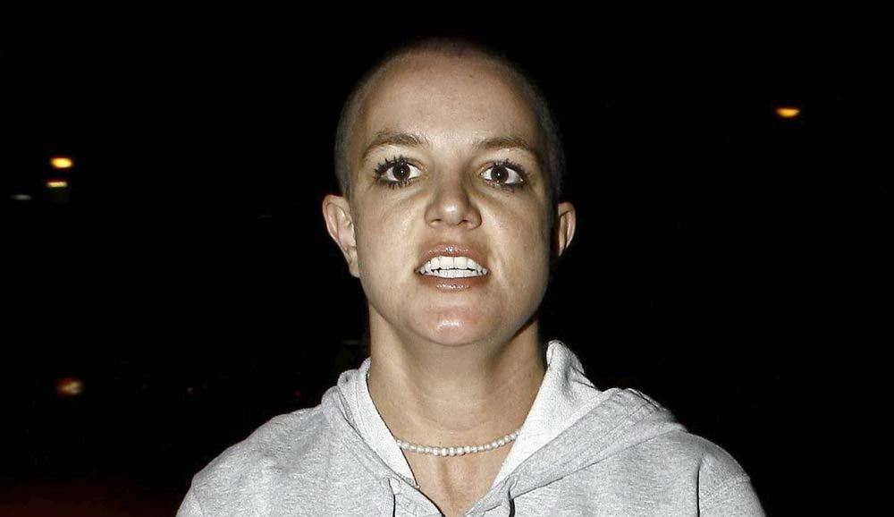 10. Britney Spears rasiert sich die Haare ab

Nur wenige Prominente können auf einen so öffentlich ausgetragenen Tiefpun...