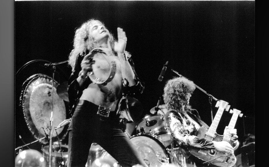 (NO SUB AGENCIES IN UK, FRANCE, GERMANY, HOLLAND, SWEDEN, FINLAND, JAPAN.)    Led Zeppelin 1975 Earls Court Robert Plant a...