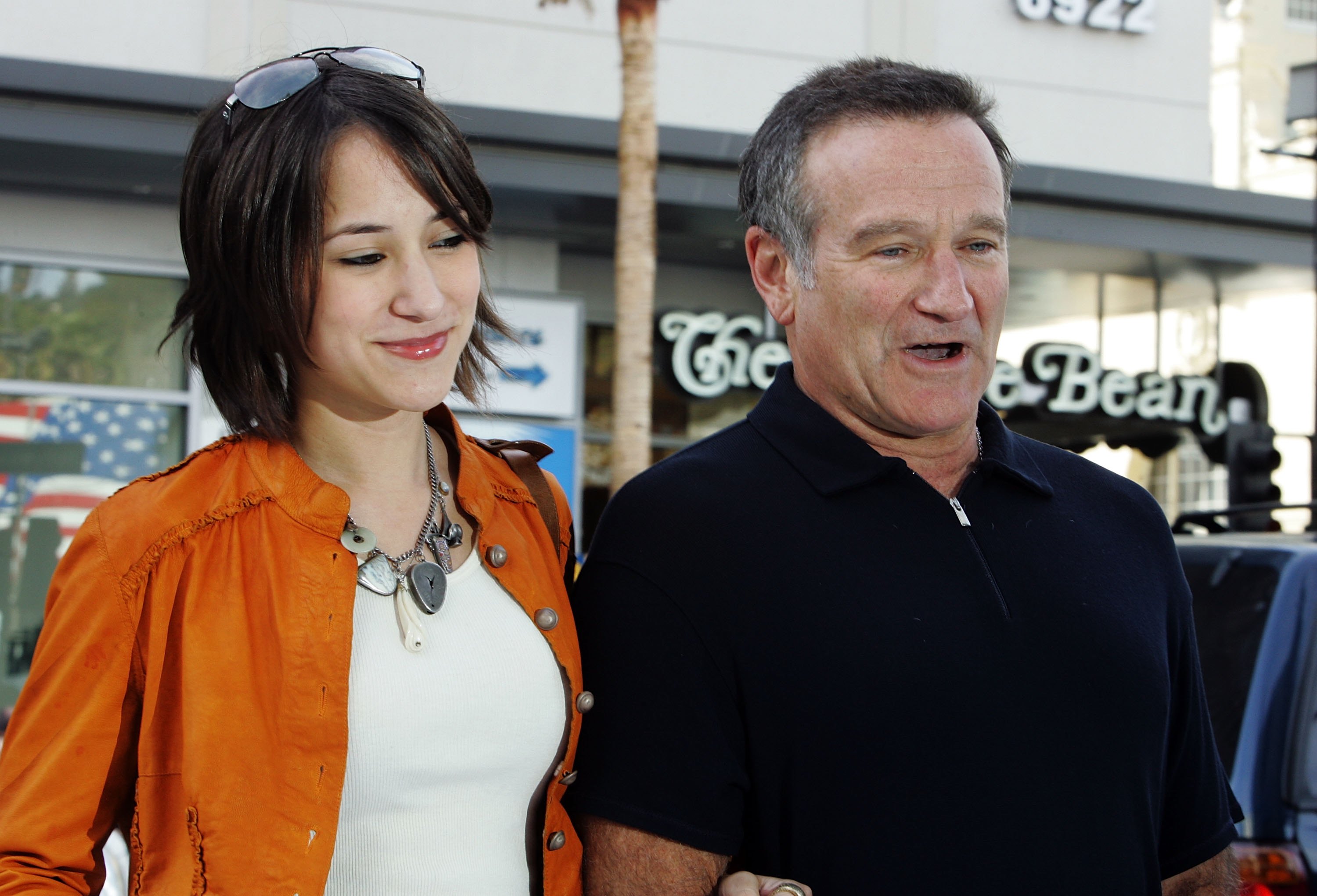 HOLLYWOOD - NOVEMBER 12:  Actor Robin Williams (R) and his daughter Zelda arrive to the Warner Bros. premiere of "Happy Fe...