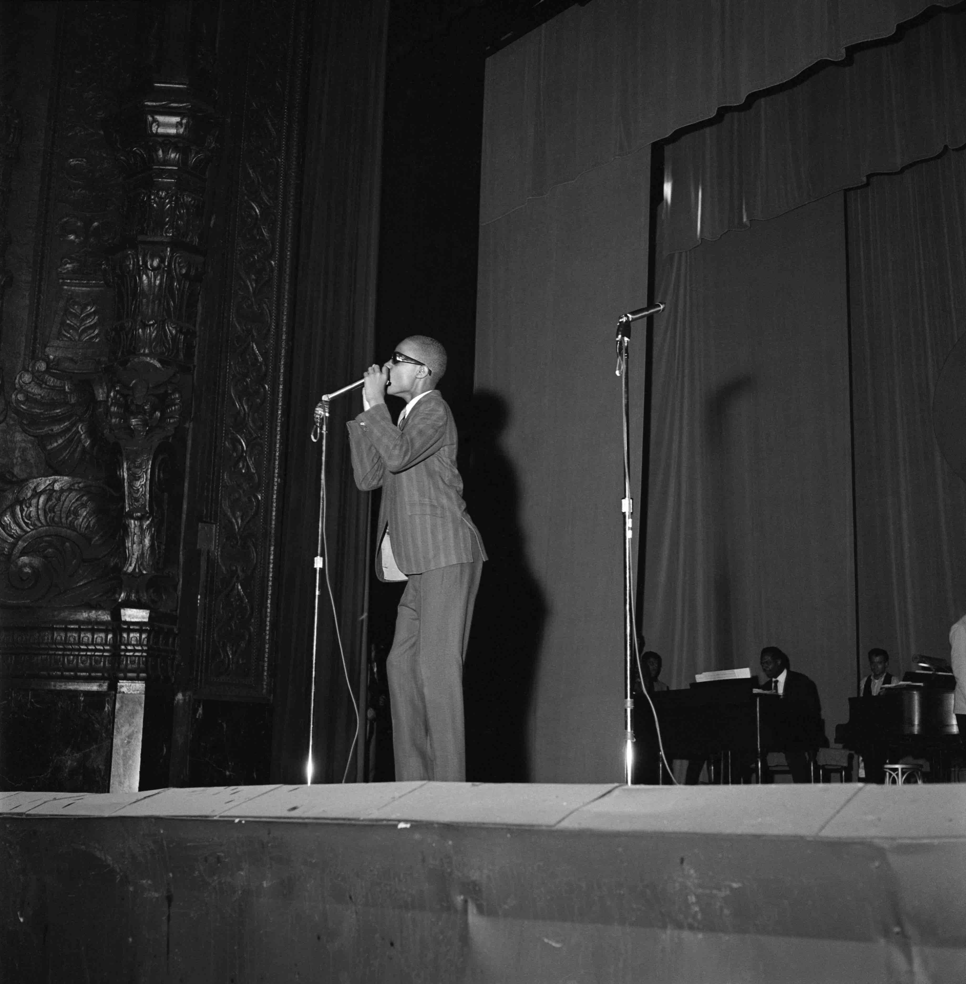 NEW YORK - AUGUST 3:  Motown star Little Stevie Wonder performs onstage during Murray The K's Big Holiday Show at the Broo...