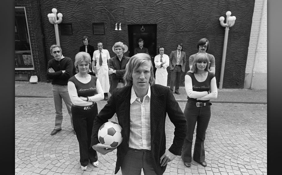 Mit seinen Angestellten vor seinem Lokal Lovers Lane in Möenchengladbach