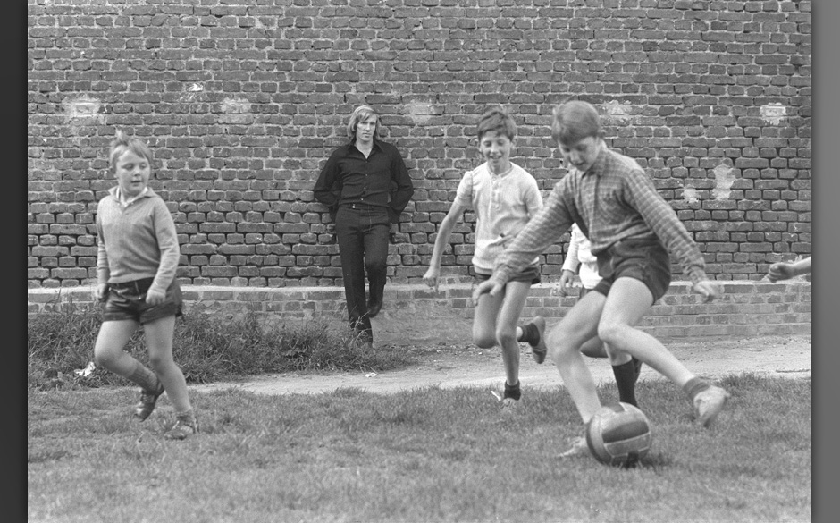 Günter sieht "zufällig" Kindern auf einer Wiese beim Fußball zu, 1971.