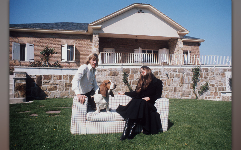 Mit Freundin Hannelore und Hund Kira vor seinem Haus in Spanien, 1974